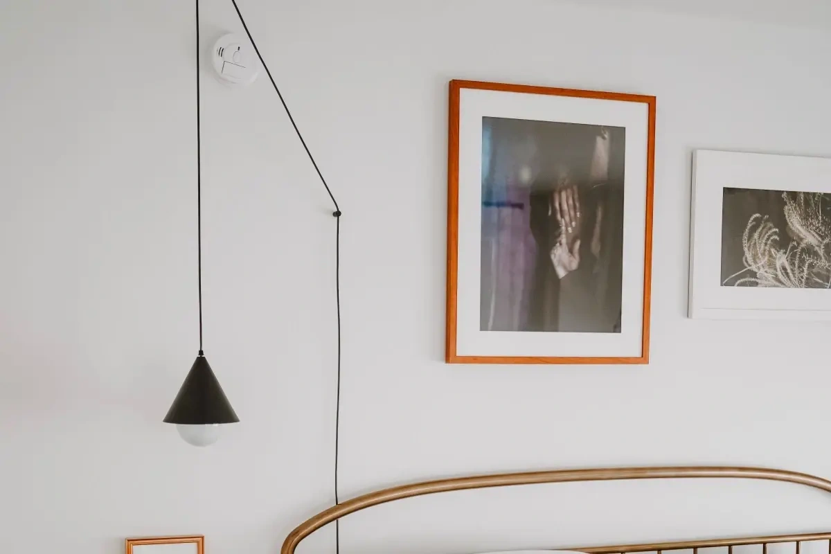 Få det bedste frem i dine plakater med plakatlys på væggen – 3 gode tips til det flotteste plakatlys